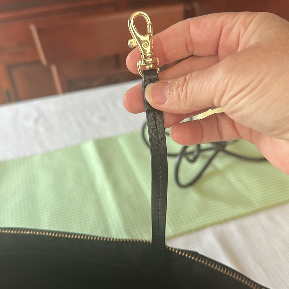 Michael Kors women’s handbag with bag feet on bottom. - Picture 6 of 11